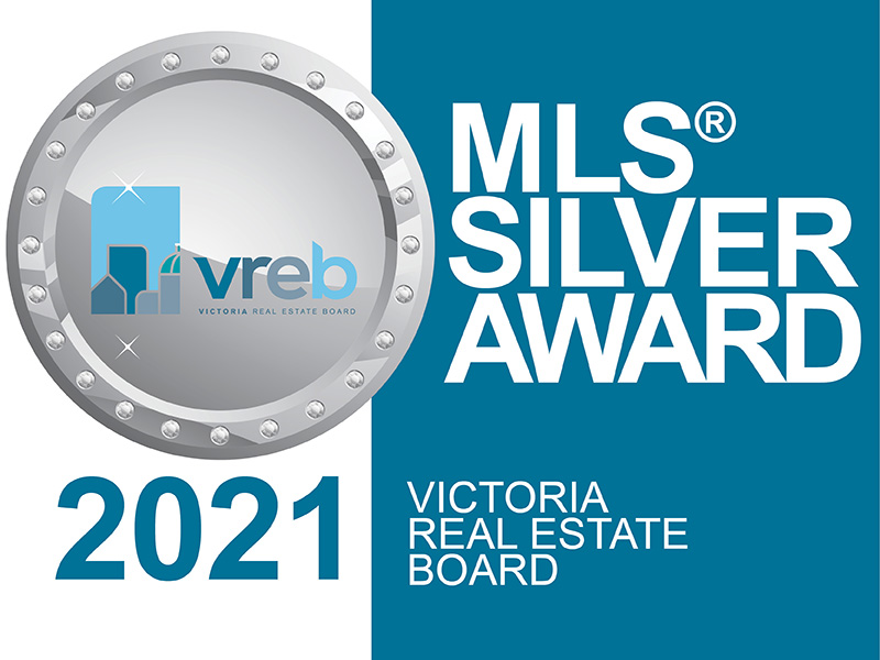 A silver award with the words " mls silver award 2 0 2 1 victoria real estate board ".